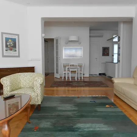 Jazzy Luxe Apartment